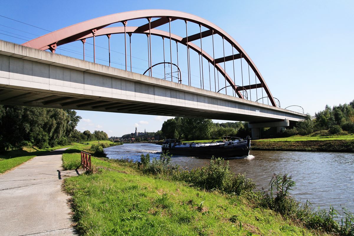 Schip onder de brug